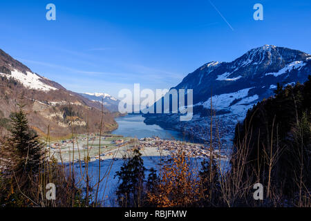 Blick auf den Lungernsee und Lungern, Schweiz/Europa Stockfoto