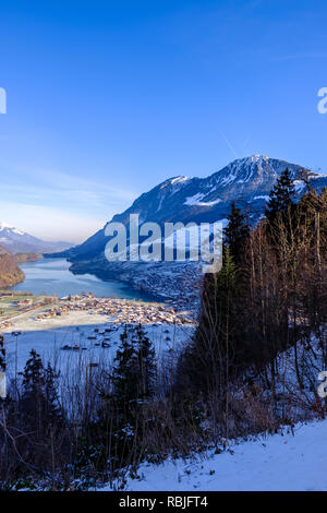 Blick auf den Lungernsee und Lungern, Schweiz/Europa Stockfoto