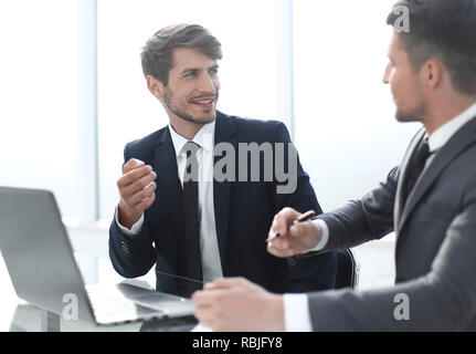 Kollegen füllen wichtige Dokumente Stockfoto