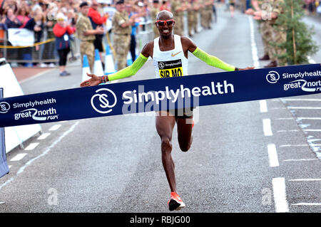 Sir Mo Farah überquerte das Ziel und gewann den Simply Health Great North Run 2018, Nordostengland, Großbritannien Stockfoto