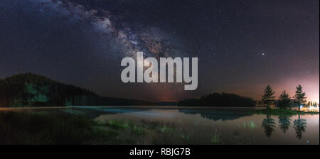 Nacht Landschaft mit bunten Milchstraße und Licht in die Berge. Sternenhimmel mit Hügeln, an den Sommer. Schöne Universum. See vor. Raum Hintergrund Stockfoto