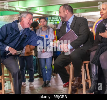 NYC Bürgermeister Bill De Blasio, Links und NY City Council Sprecher Corey Johnson an der 125. Straße ind der U-Bahn Station am Freitag, 4. Januar 2019 Roll-out der Faire Tarife Programm. Das Programm liefert die Hälfte - Preis MetroCards zu New Yorkern, deren Einkommen unterhalb oder an der Armutsgrenze und erhalten SNAP Vorteile. (Â© Richard B. Levine) Stockfoto