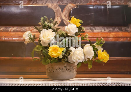 Altar Dekoration mit gelben und roten Rosen Stockfoto