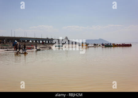 Menschen Wandern und Schwimmen im seichten Wasser des salt lake Urmia, West Provinz Aserbaidschan, Iran Stockfoto