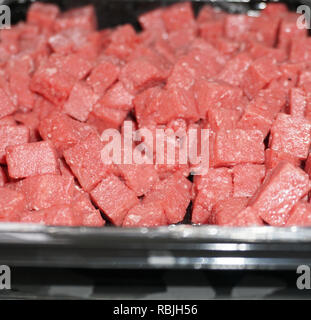 Gewürfelte Hundefutter mit rohem Fleisch Stockfoto