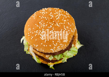 Bild von einem köstlichen frischen double Cheeseburger mit sesambrötchen. Ansicht von oben. Schwarzer Hintergrund Stockfoto