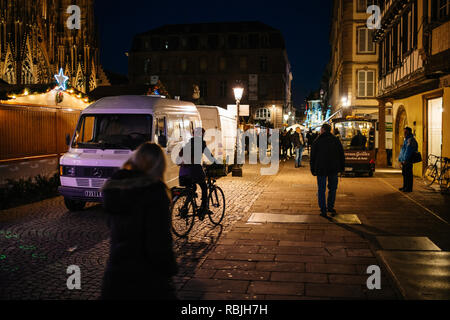 Straßburg, Frankreich - 21 November, 2017: Fußgänger und Radfahrer in der Nähe von Weihnachten geht zu Fuß am Abend vor der offiziellen Eröffnung der Weihnachtsmarkt Stockfoto