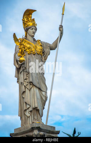 Pallas Athene Statue am Parlamentsgebäude, Wien, Österreich Stockfoto