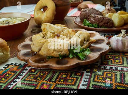 Kruchenyky, Fleisch, Brötchen mit einem vegetarischen Füllung, ukrainische Küche, Traditionelle verschiedene Gerichte, Ansicht von oben. Stockfoto