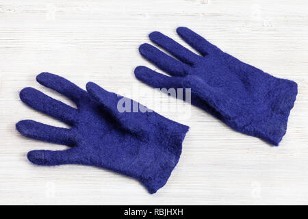 Werkstatt von Hand eine Fleece Handschuhe von blau Merino Schafschurwolle nass Filzen Prozess - fertige Wolle gefilzt Handschuhe nach dem Trocknen Stockfoto
