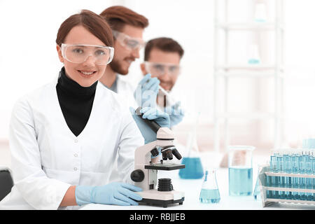 Weibliche Wissenschaftler in einem Labor. Stockfoto