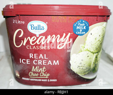 Bulla cremige Klassiker Ice Cream Mint Choc Chip 2l Wanne Stockfoto