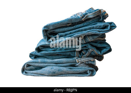 Blue Jeans Stapel auf weißem Hintergrund Stockfoto