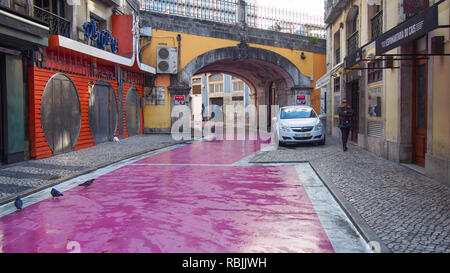 Lissabon, Portugal - Dezember 24, 2016: Rua Nova do Carvalho (Rosa Straße oder rote Lichter Straße) Stockfoto