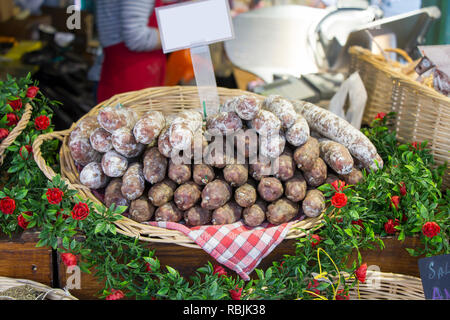 Französische Würstchen auf einem Straßenmarkt Stockfoto