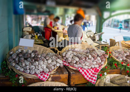 Französische Würstchen auf einem Straßenmarkt Stockfoto