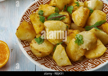 Batata Hara, im Nahen und Mittleren Osten würzigen Kartoffelsalat, nahöstliche Küche der Levante, Traditionelle verschiedene Gerichte, Ansicht von oben Stockfoto