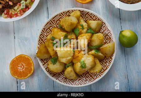 Batata Hara, im Nahen und Mittleren Osten würzigen Kartoffelsalat, nahöstliche Küche der Levante, Traditionelle verschiedene Gerichte, Ansicht von oben Stockfoto