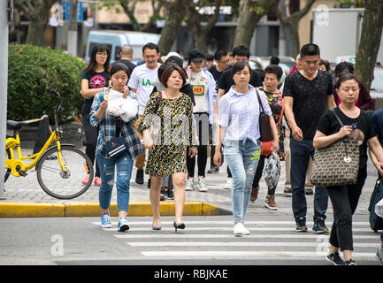 Menschen zu Fuß auf den Straßen von Shanghai in China. Stockfoto