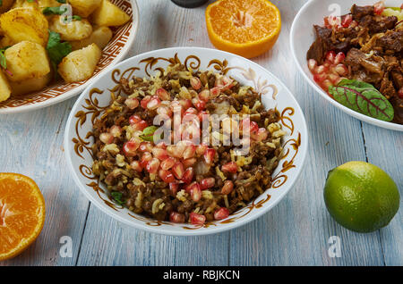 Mujadara, Linsen und Reis mit knusprigen Zwiebeln, nahöstliche Küche der Levante, Traditionelle verschiedene Gerichte, Ansicht von oben Stockfoto