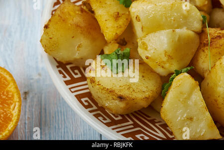 Batata Hara, im Nahen und Mittleren Osten würzigen Kartoffelsalat, nahöstliche Küche der Levante, Traditionelle verschiedene Gerichte, Ansicht von oben Stockfoto