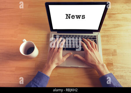 Nachrichten. Business Mann die Hände auf Laptop Tastatur Stockfoto