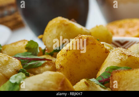 Batata Hara, im Nahen und Mittleren Osten würzigen Kartoffelsalat, nahöstliche Küche der Levante, Traditionelle verschiedene Gerichte, Ansicht von oben Stockfoto