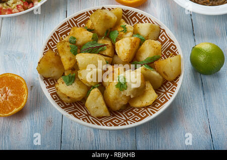 Batata Hara, im Nahen und Mittleren Osten würzigen Kartoffelsalat, nahöstliche Küche der Levante, Traditionelle verschiedene Gerichte, Ansicht von oben Stockfoto