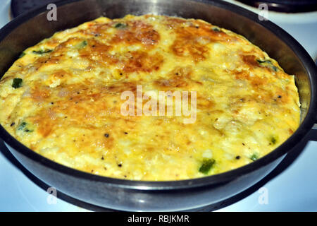 Omelette kochen in Pan Stockfoto