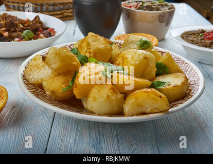 Batata Hara, im Nahen und Mittleren Osten würzigen Kartoffelsalat, nahöstliche Küche der Levante, Traditionelle verschiedene Gerichte, Ansicht von oben Stockfoto