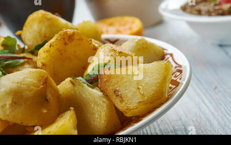 Batata Hara, im Nahen und Mittleren Osten würzigen Kartoffelsalat, nahöstliche Küche der Levante, Traditionelle verschiedene Gerichte, Ansicht von oben Stockfoto