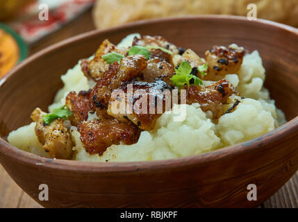 Braendende aerlighed, Kartoffelpüree mit gebratenem Speck und Zwiebel, Dänische hausgemachte Küche, Traditionelle verschiedene Gerichte, Ansicht von oben. Stockfoto