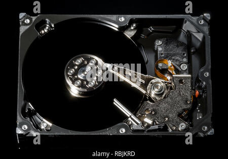 Zerlegt und Festplatte geöffnet, Innenansicht mit Reflexionen, isoliert auf Schwarz Stockfoto