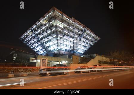 Slovak Radio Gebäude bei Nacht. Architekten Stefan Svetko, Stefan Durkovic und Barnabas Kissling Stockfoto