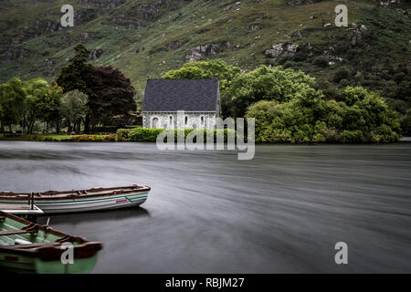 Die St. Finbarr Oratorium oder kleine Kirche auf Gougane Barra See in Irland Stockfoto