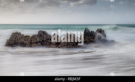 Ethereal Strudel um einige Felsen in Irland Stockfoto