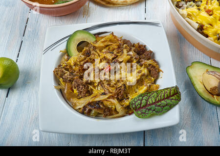 Tex Mex Kohl Rindfleisch Skillet geopt mit würzigen mexikanischen Käse Mischung, Tex-Mex-Küche, Traditionelle verschiedene Gerichte, Ansicht von oben. Stockfoto