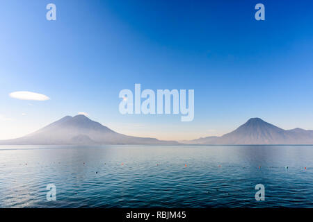 Atitlan, Toliman & San Pedro Vulkane im frühen Morgenlicht am Atitlan See im guatemaltekischen Hochland Stockfoto