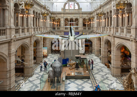 Glasgow, Schottland - Mai 19, 2018: Zentrale Sicht auf Spitfire Hall im Kelvingrove Art Gallery und Museum am 19. Mai 2018 in Glasgow, Schottland Stockfoto