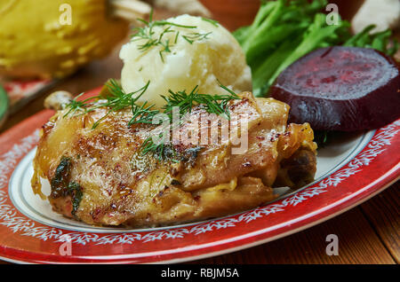 Andesteg, Dänische weihnachten Entenbraten, hausgemachte Küche, Traditionelle verschiedene Gerichte, Ansicht von oben. Stockfoto