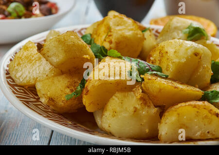 Batata Hara, im Nahen und Mittleren Osten würzigen Kartoffelsalat, nahöstliche Küche der Levante, Traditionelle verschiedene Gerichte, Ansicht von oben Stockfoto