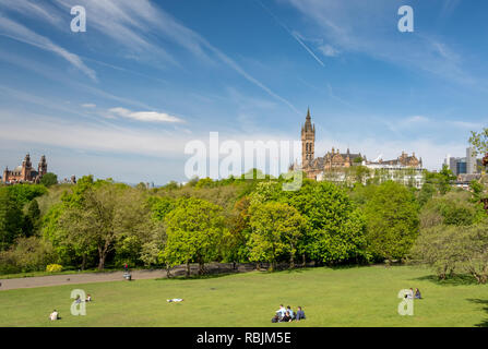 Glasgow, Schottland - Mai 19, 2018: Kelvingrove Park im späten Frühjahr; Leute genießen das sonnige Frühlingstage im Kelvingrove Park; Blick von oben in Richtung Stockfoto