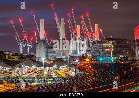 Battersea Power Station im Morgengrauen von Ebury Bridge, London Stockfoto