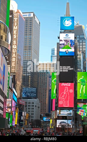 Times Square Bill Boards und Advertising, Theatre District Broadway Manhattan NYC New York City Long Island US USA Vereinigte Staaten von Amerika Stockfoto