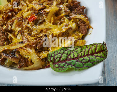 Tex Mex Kohl Rindfleisch Skillet geopt mit würzigen mexikanischen Käse Mischung, Tex-Mex-Küche, Traditionelle verschiedene Gerichte, Ansicht von oben. Stockfoto