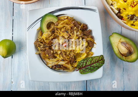 Tex Mex Kohl Rindfleisch Skillet geopt mit würzigen mexikanischen Käse Mischung, Tex-Mex-Küche, Traditionelle verschiedene Gerichte, Ansicht von oben. Stockfoto