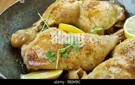 Brathähnchen mit Sumach, Za'atar und Zitrone, traditionelle palästinensische Dish Stockfoto