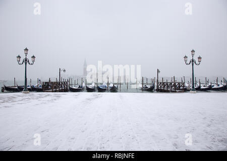 Schnee in Venedig mit traditionellen Venedig Gondeln auf St. Markusplatz Stockfoto