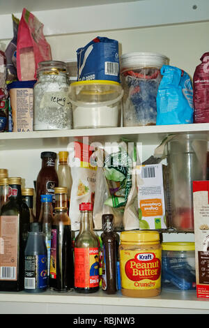 In einem unübersichtlichen Pantry Stockfoto