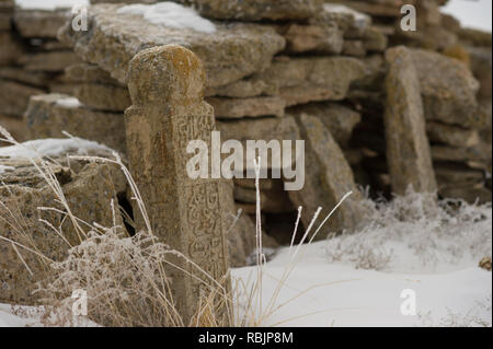 Grabstätten von nomadischen Kasachen auf die desolate Ustyurt Kasachstan Plateau in der Nähe der usbekischen Grenze. Stockfoto